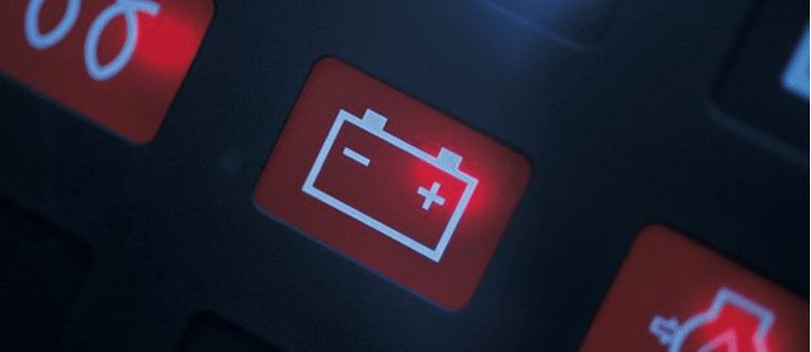 Por qué la luz del interior del coche se queda encendida cuando cierras?