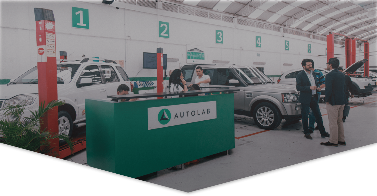 Taller de Autolab con clientes y carros