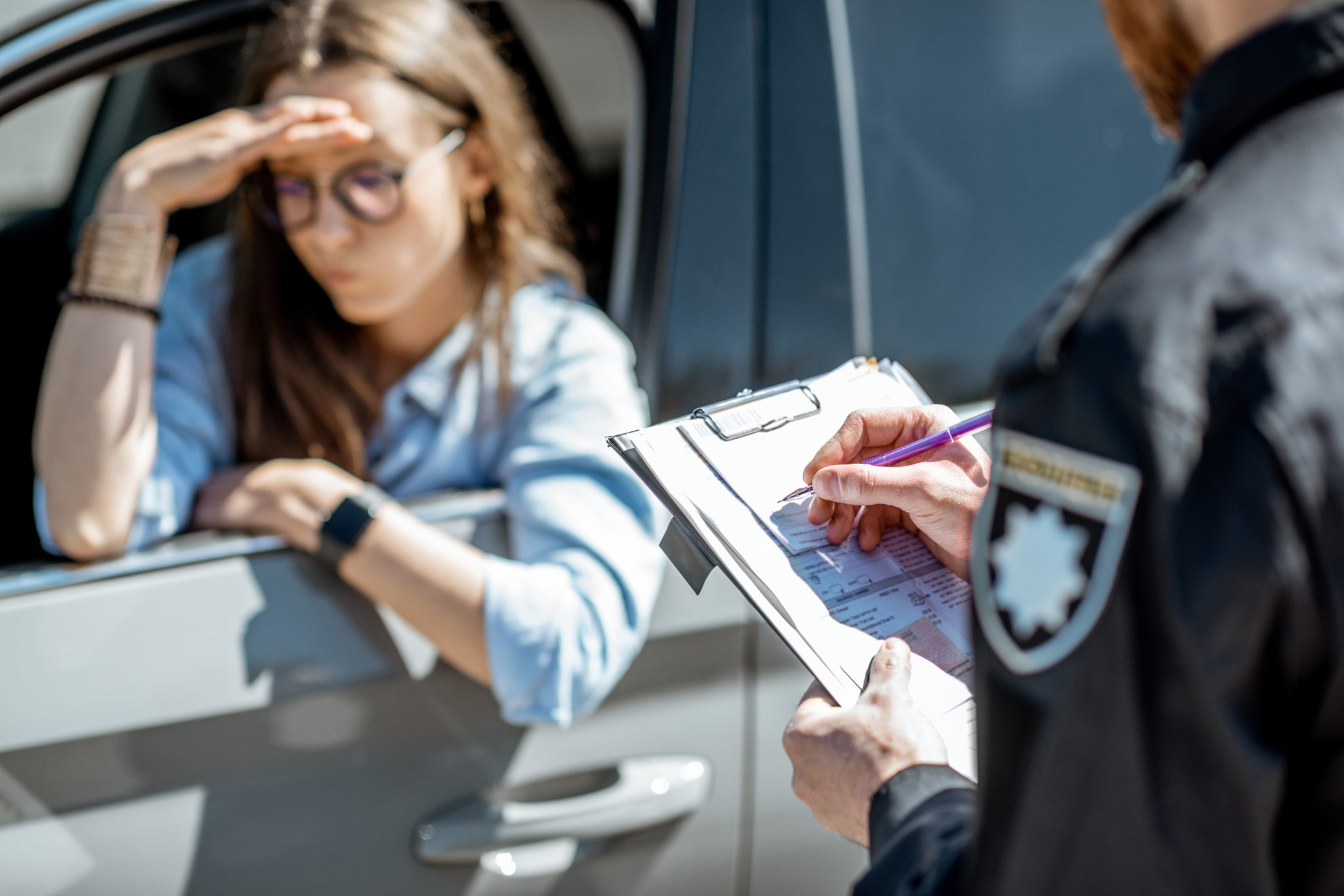 https://autolab.com.co/wp-content/uploads/2021/12/policeman-issuing-a-fine-for-a-female-driver-2021-10-13-20-27-03-utc-scaled.jpg