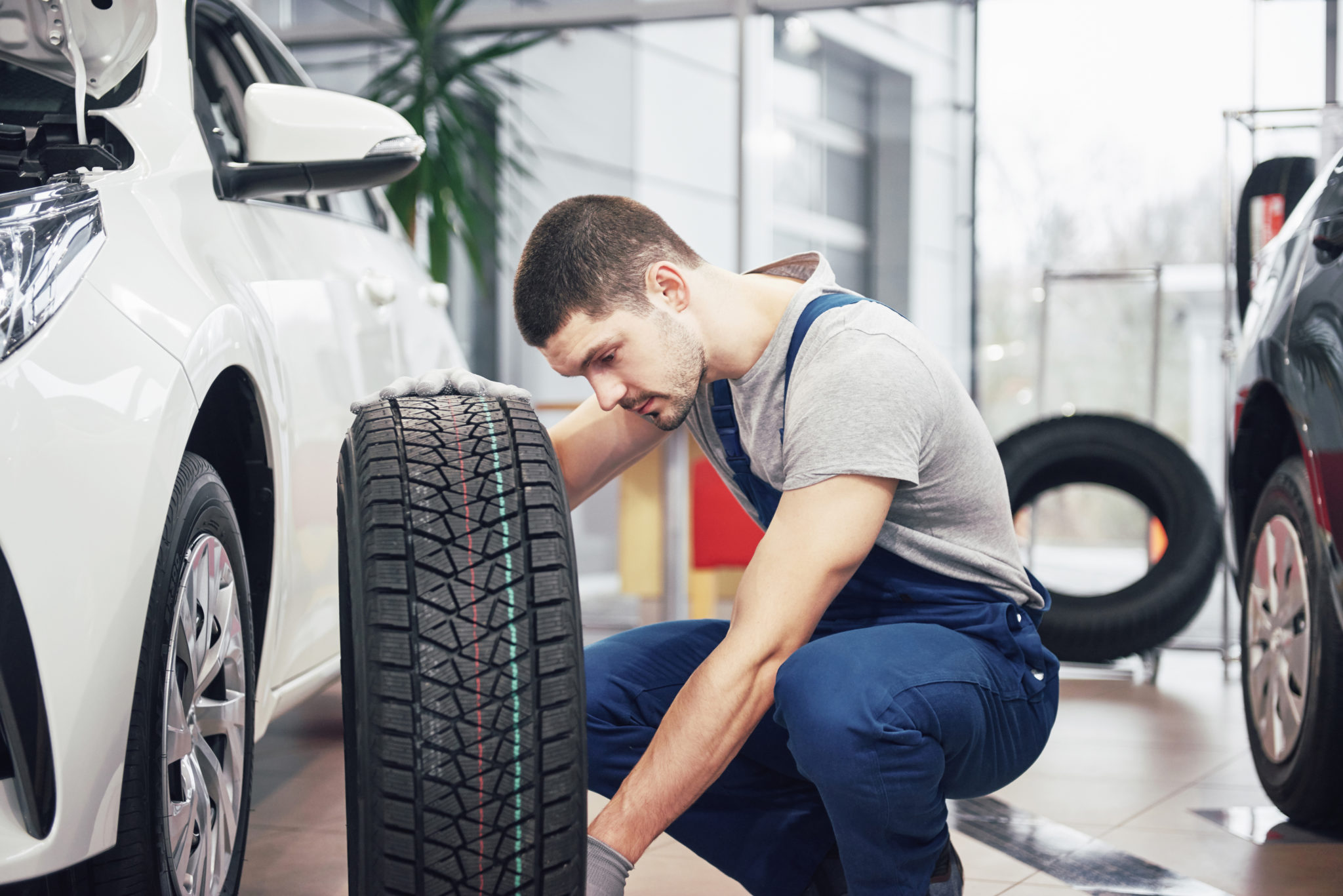 https://autolab.com.co/wp-content/uploads/2022/01/mechanic-holding-a-tire-tire-at-the-repair-garage-2021-08-29-02-45-20-utc-scaled.jpg