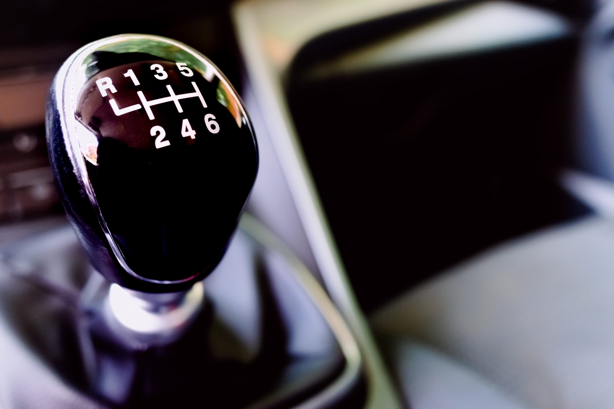 https://autolab.com.co/wp-content/uploads/2022/11/knob-on-the-gear-shift-lever-of-a-european-car-2022-05-03-12-15-13-utc-scaled.jpg