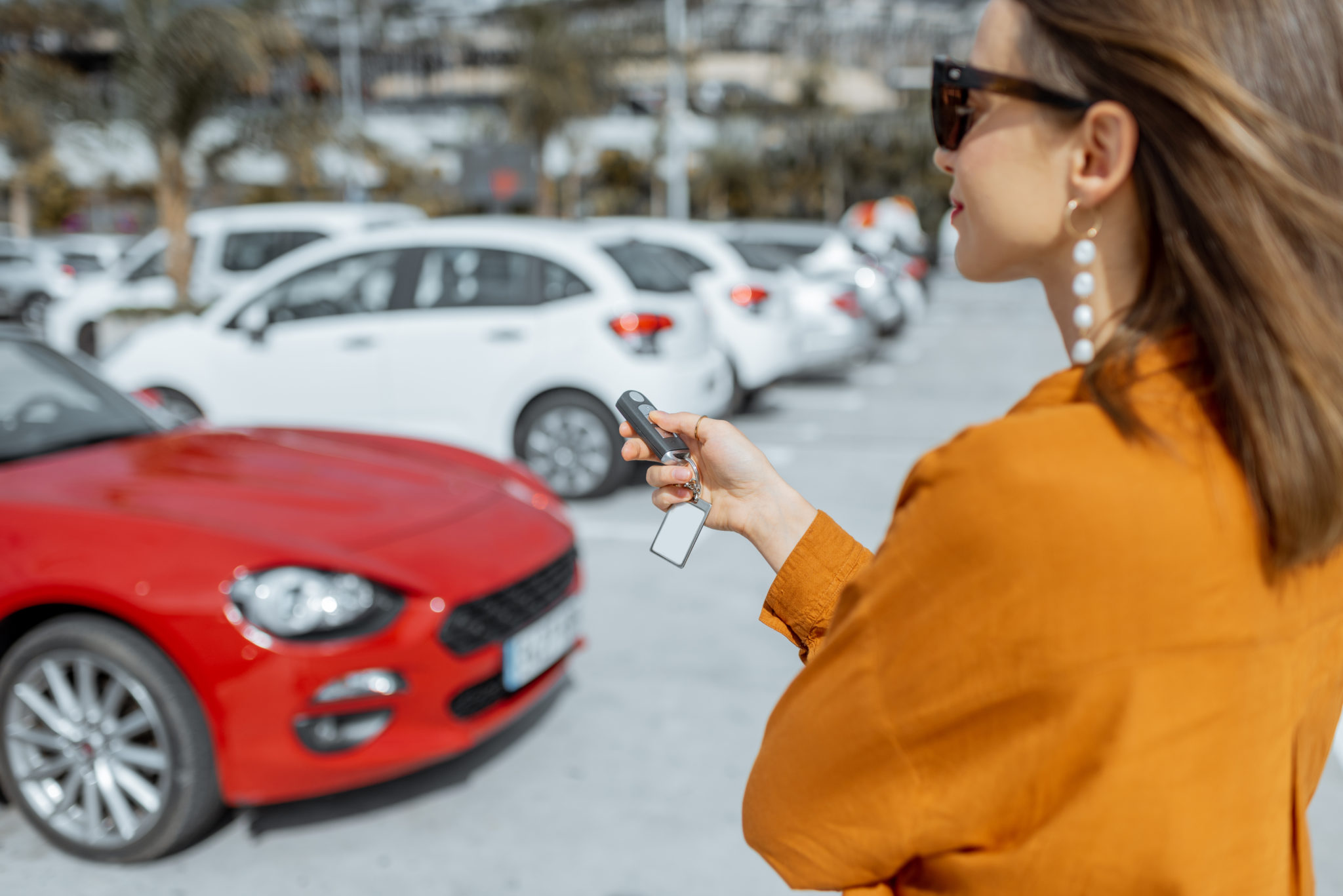 https://autolab.com.co/wp-content/uploads/2023/07/woman-with-car-keys-at-the-parking-2021-09-02-01-35-33-utc-scaled.jpg