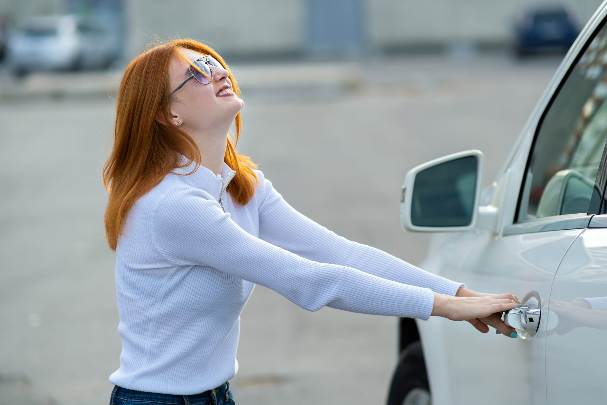 https://autolab.com.co/wp-content/uploads/2023/08/a-woman-trying-to-open-closed-car-doors-2022-01-24-22-45-08-utc-scaled.jpg