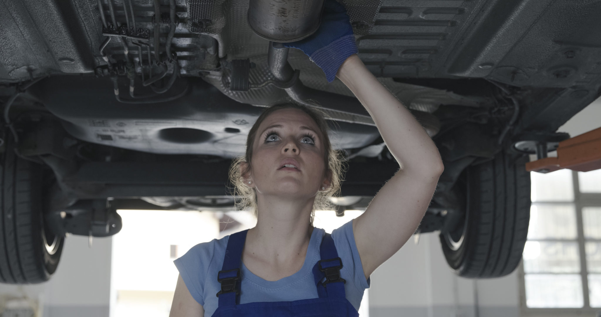 https://autolab.com.co/wp-content/uploads/2023/08/female-mechanic-working-under-a-car-2022-01-19-00-21-40-utc-scaled.jpg