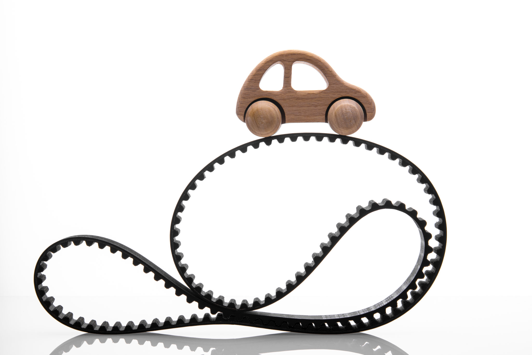 https://autolab.com.co/wp-content/uploads/2023/08/timing-belt-with-toy-car-on-a-white-background-2021-09-04-09-29-23-utc-scaled.jpg