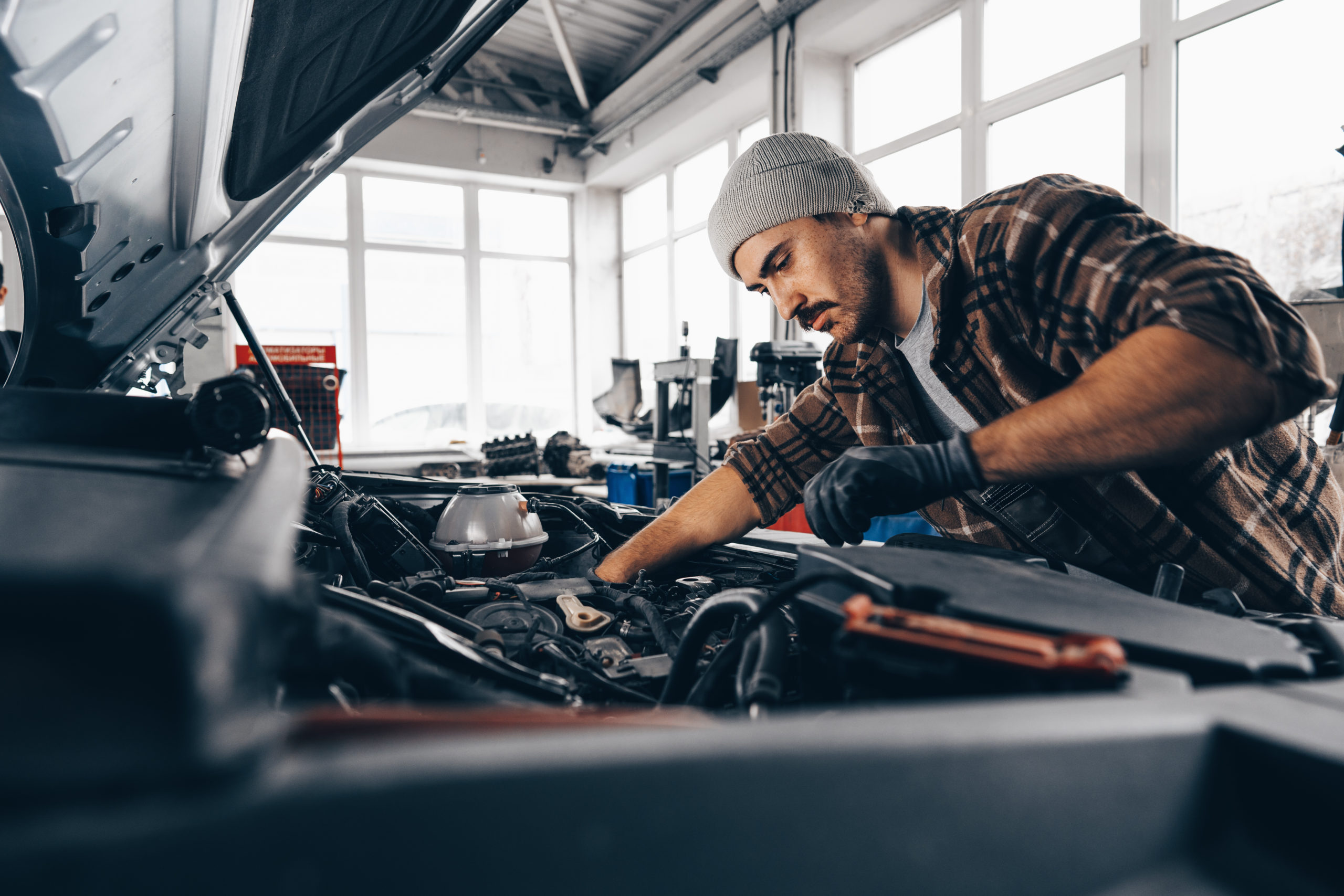https://autolab.com.co/wp-content/uploads/2023/09/mechanic-examining-car-in-auto-car-repair-service-2023-05-12-20-24-56-utc-scaled.jpg