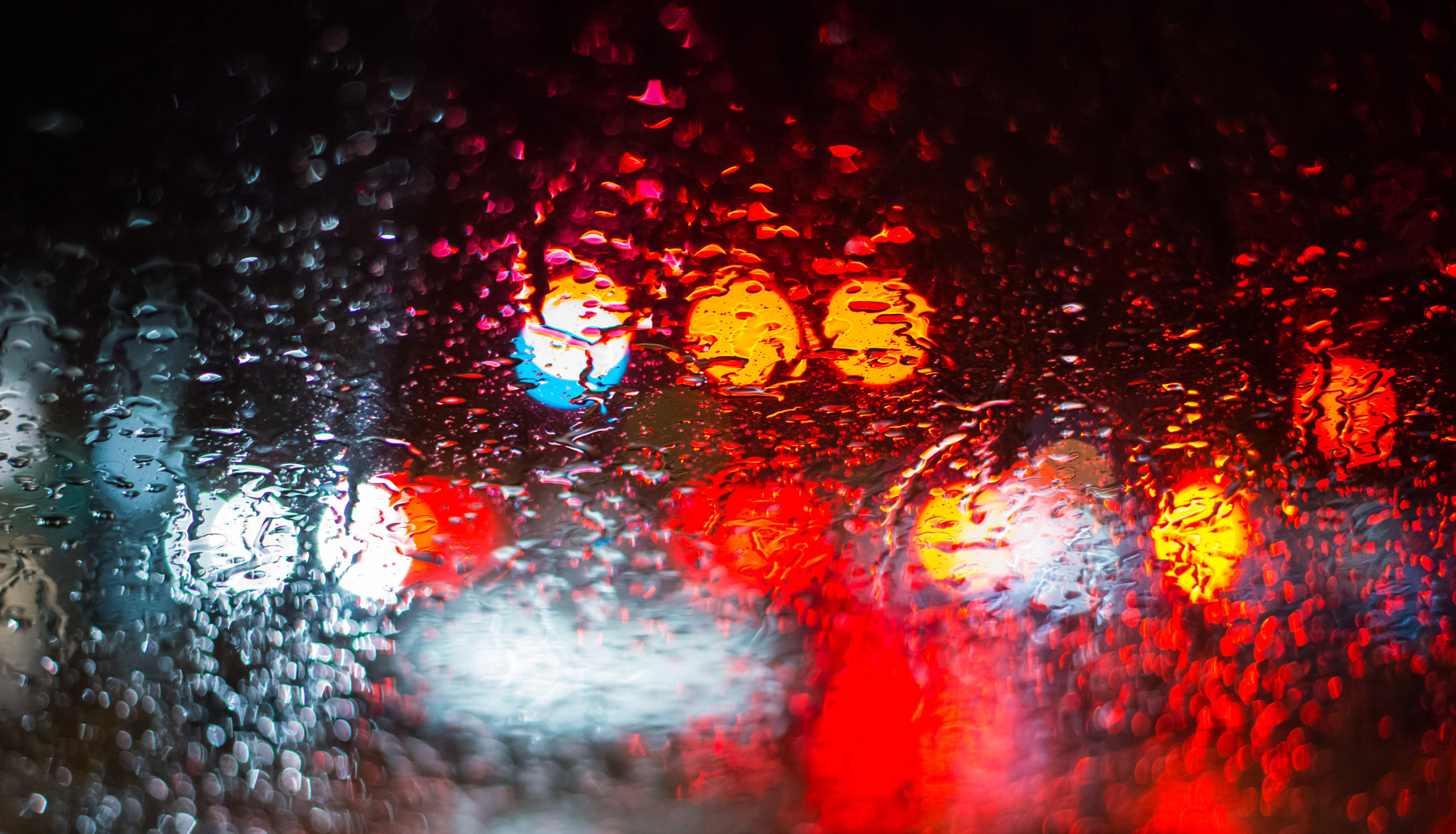 https://autolab.com.co/wp-content/uploads/abstract-car-lights-from-a-rainy-car-window-2023-11-27-05-01-29-utc-scaled.jpg