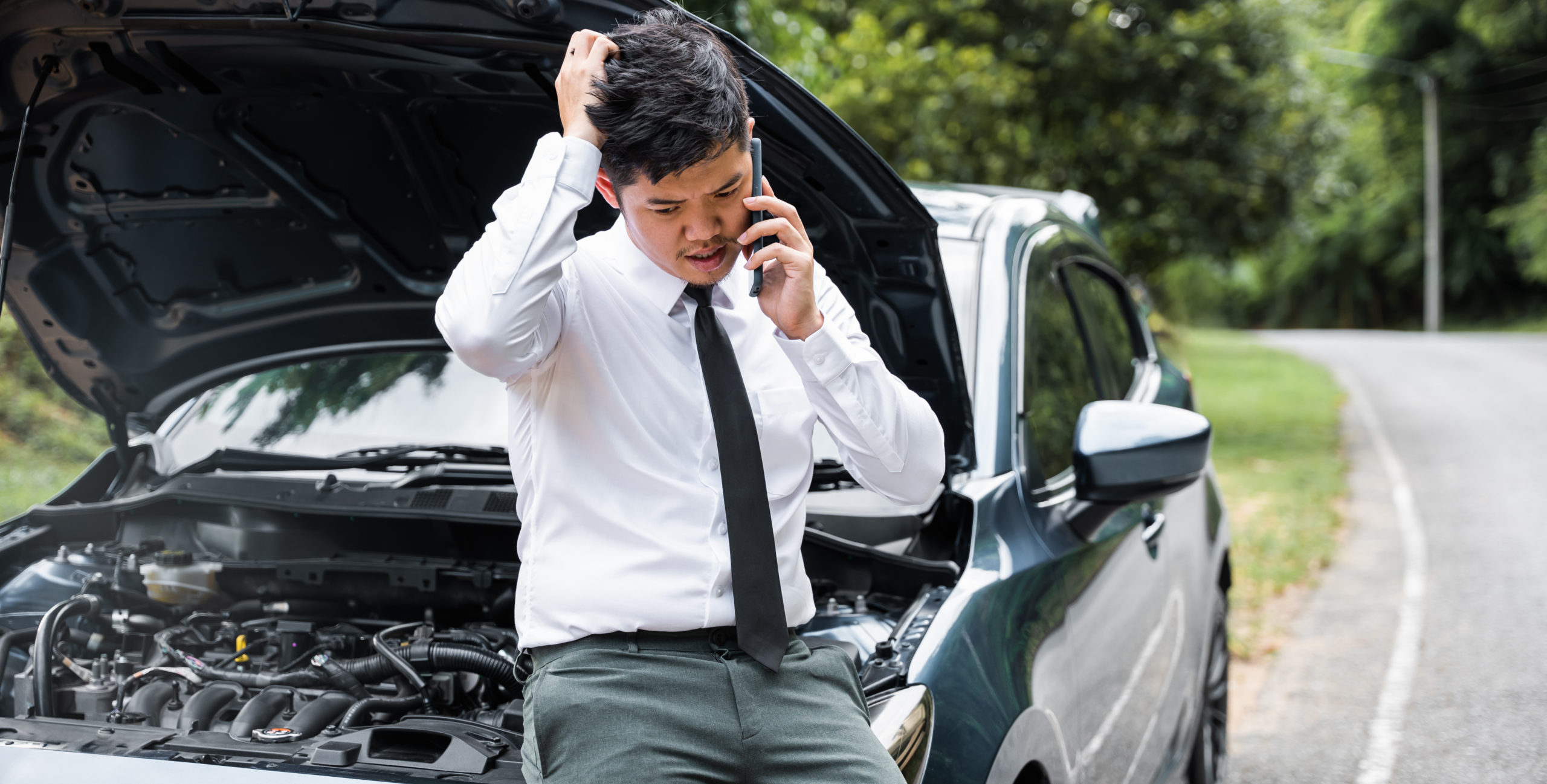 https://autolab.com.co/wp-content/uploads/asian-businessman-stranded-on-the-road-after-car-b-2023-11-27-04-55-47-utc-scaled.jpg