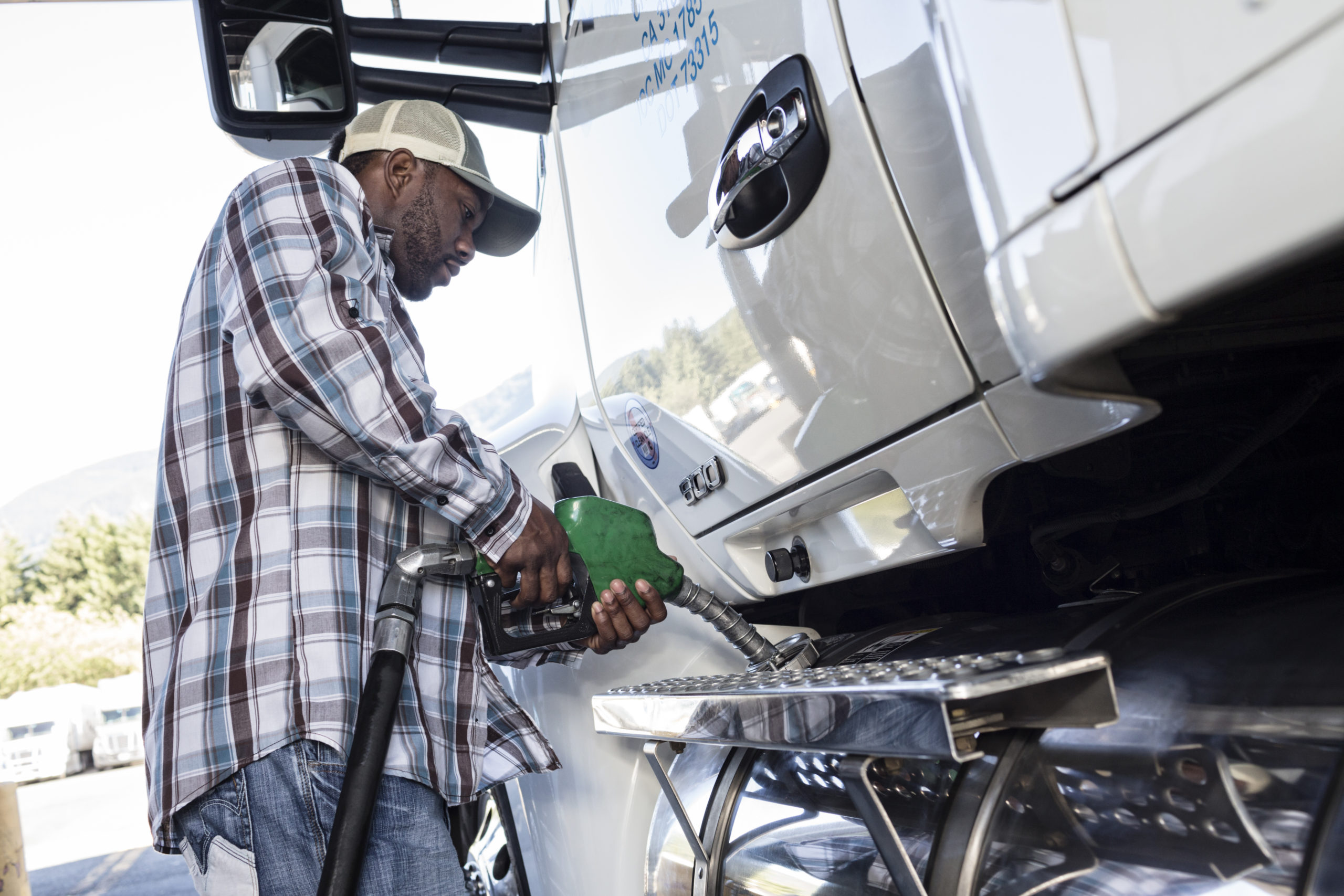 https://autolab.com.co/wp-content/uploads/black-man-truck-driver-putting-diesel-fuel-in-his-2023-11-27-05-34-30-utc-scaled.jpg