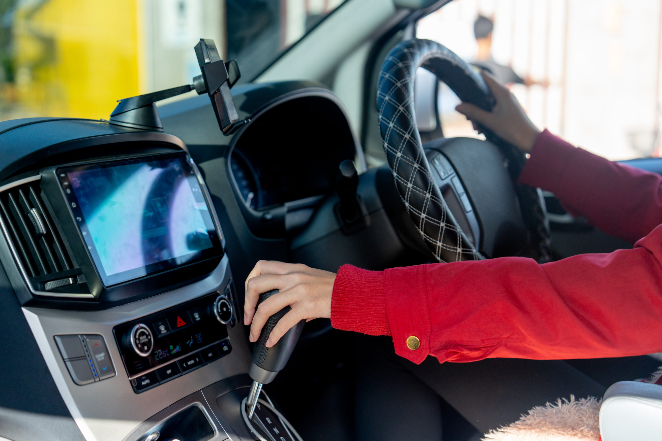https://autolab.com.co/wp-content/uploads/close-up-hands-of-woman-hold-joystick-or-steering-2023-12-06-22-19-51-utc-scaled.jpg