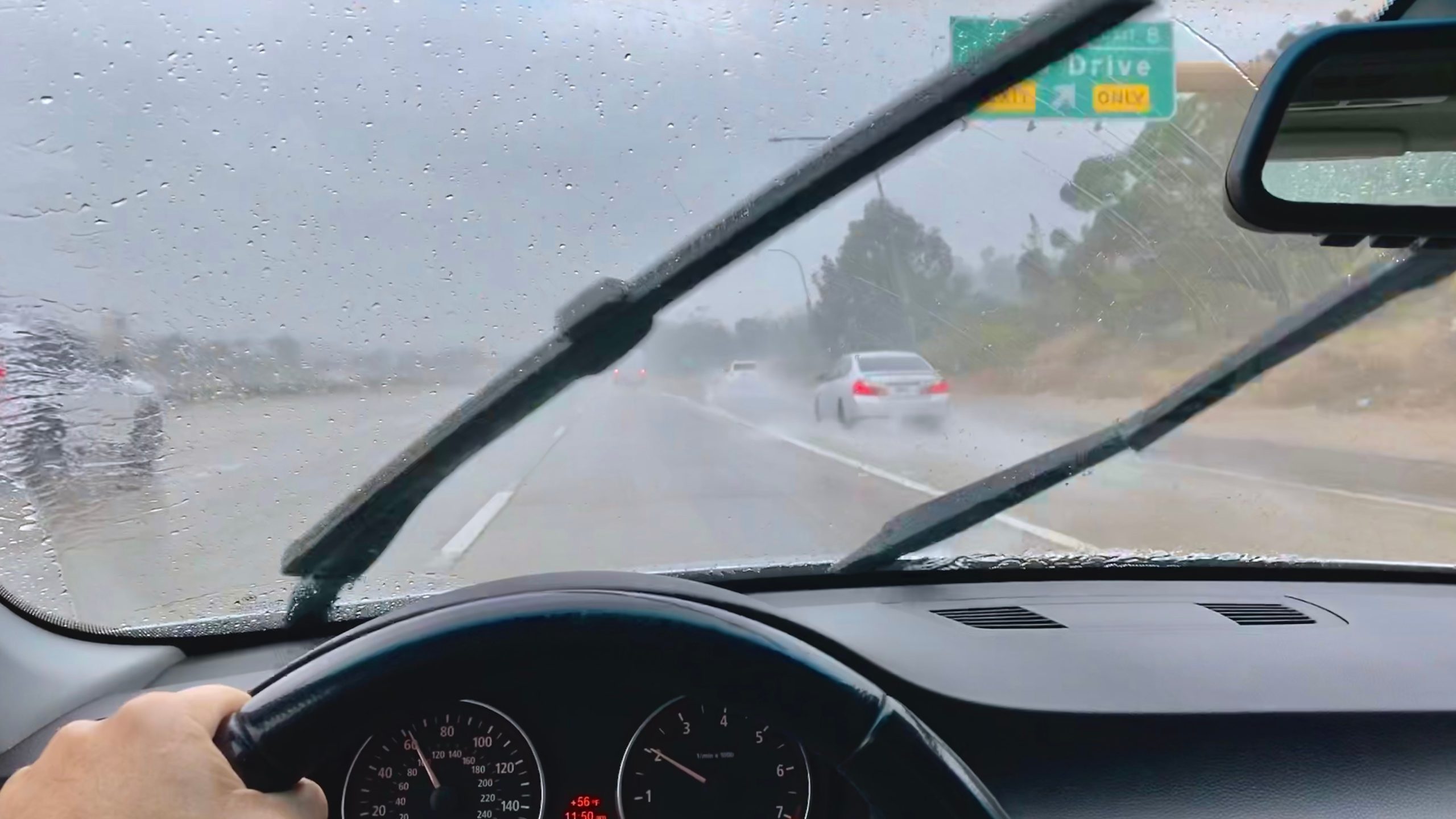 https://autolab.com.co/wp-content/uploads/driving-in-the-car-in-the-rain-with-the-windshield-2023-11-27-05-22-40-utc-scaled.jpg