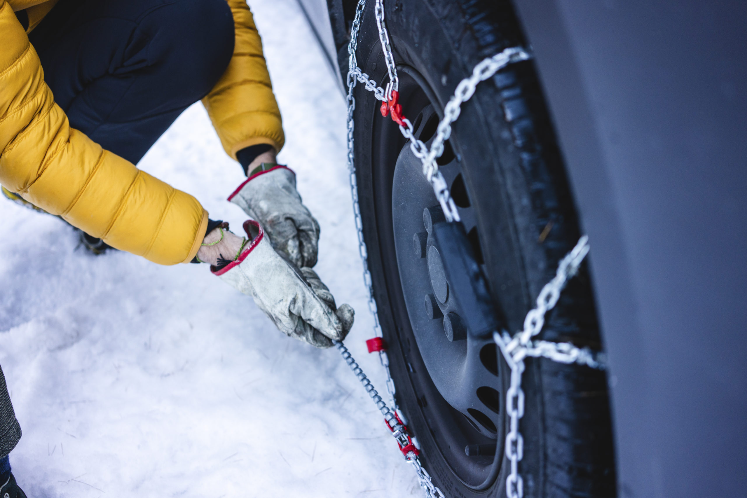 https://autolab.com.co/wp-content/uploads/man-putting-the-snow-chains-on-his-car-2022-12-16-22-06-12-utc-scaled.jpg