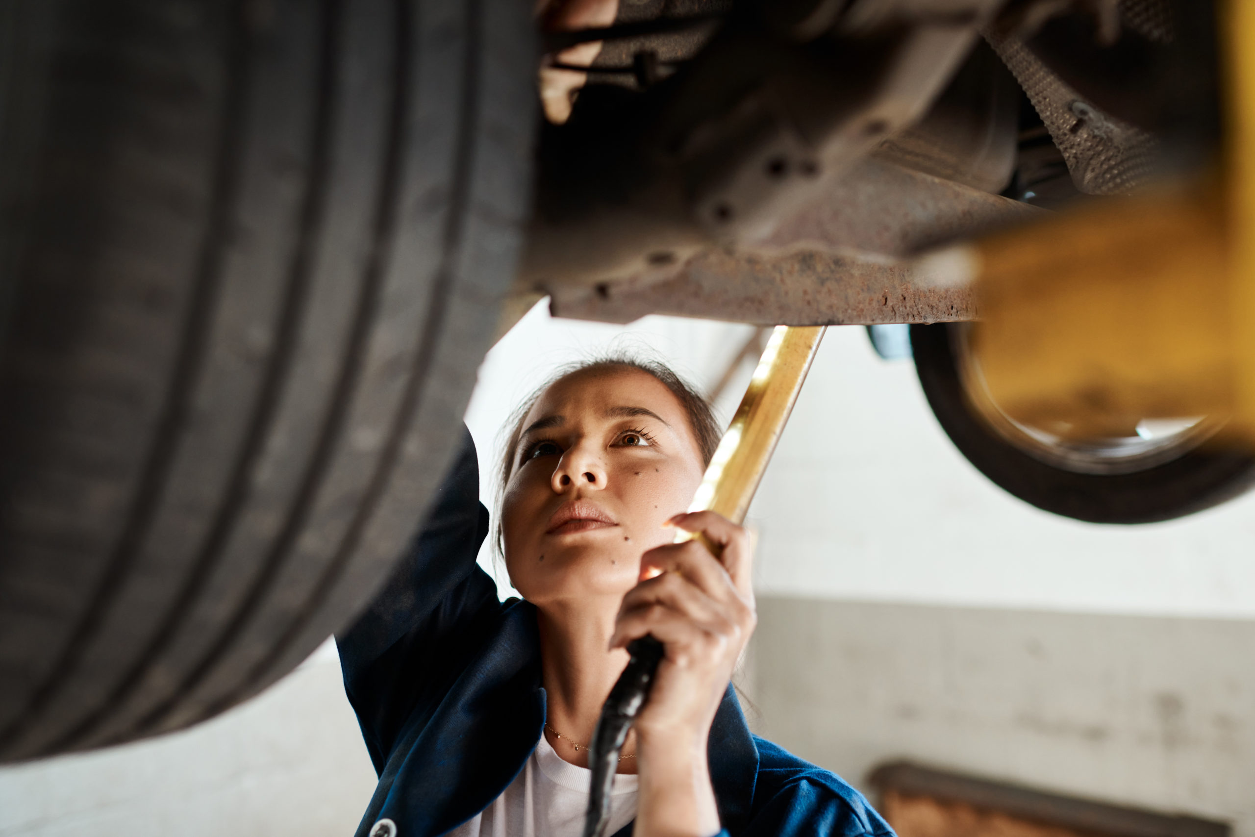 https://autolab.com.co/wp-content/uploads/shot-of-a-female-mechanic-working-under-a-lifted-c-2022-11-23-19-38-29-utc-scaled.jpg