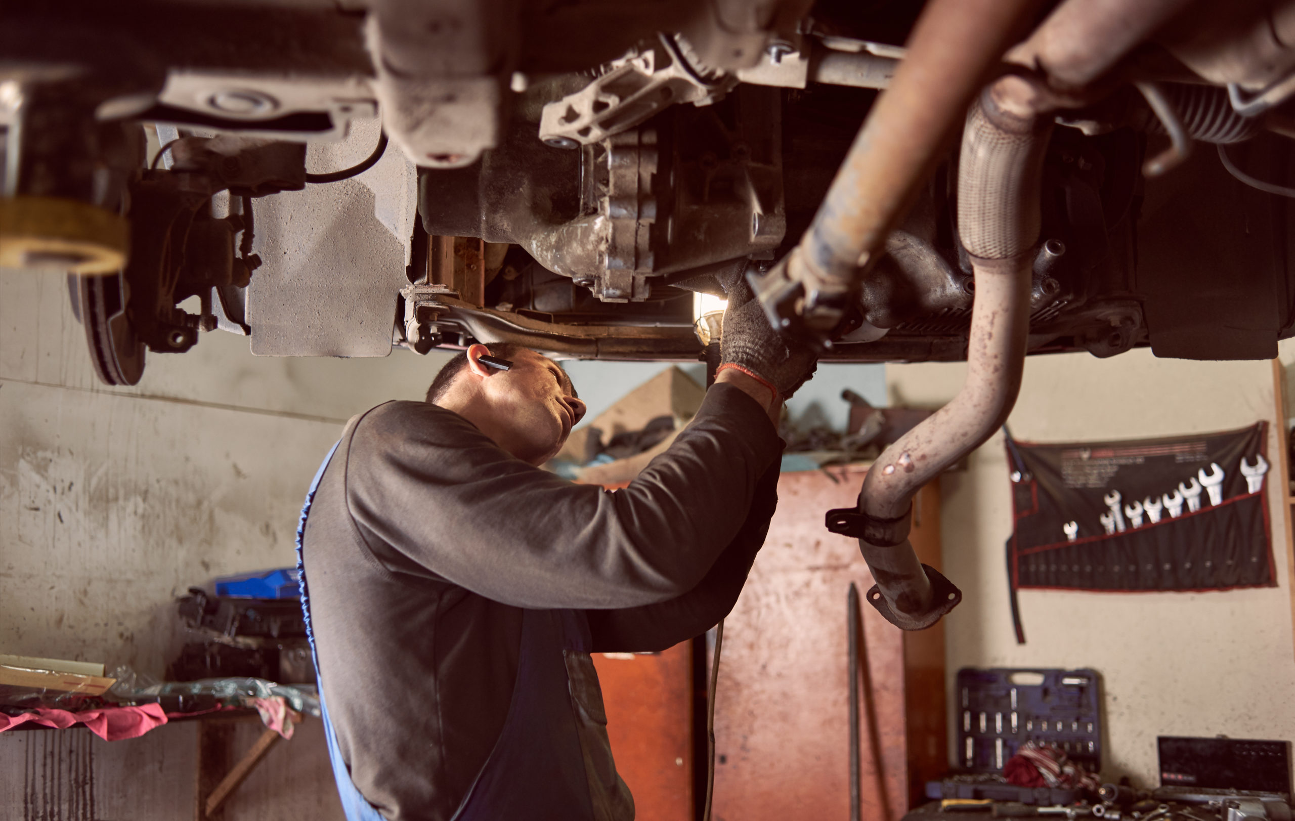 https://autolab.com.co/wp-content/uploads/side-cropped-view-of-auto-repairman-bending-under-2023-11-27-05-05-35-utc-1-scaled.jpg