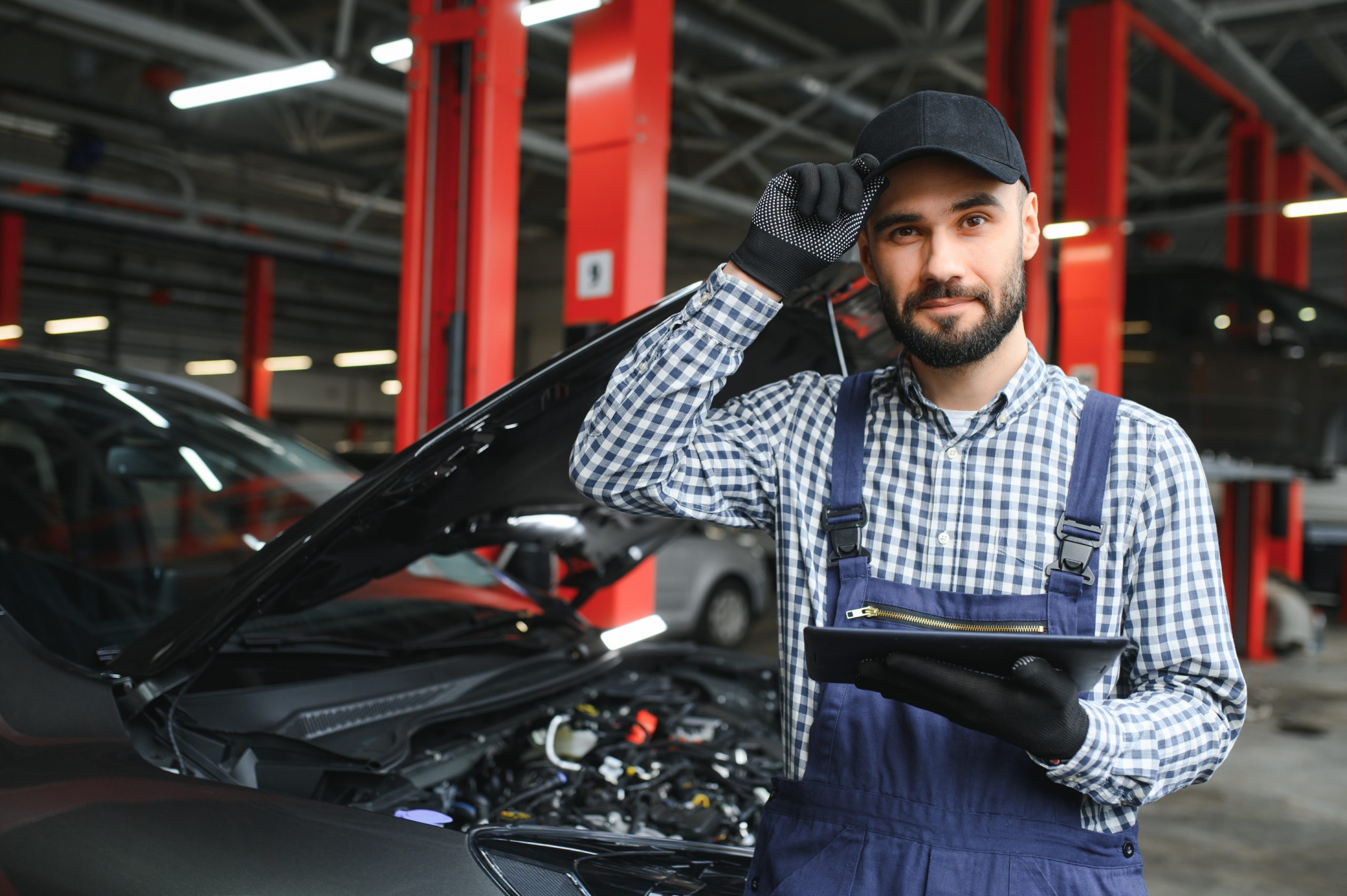 https://autolab.com.co/wp-content/uploads/smiling-mechanic-using-a-tablet-pc-at-the-repair-g-2023-12-18-21-25-17-utc-scaled.jpg