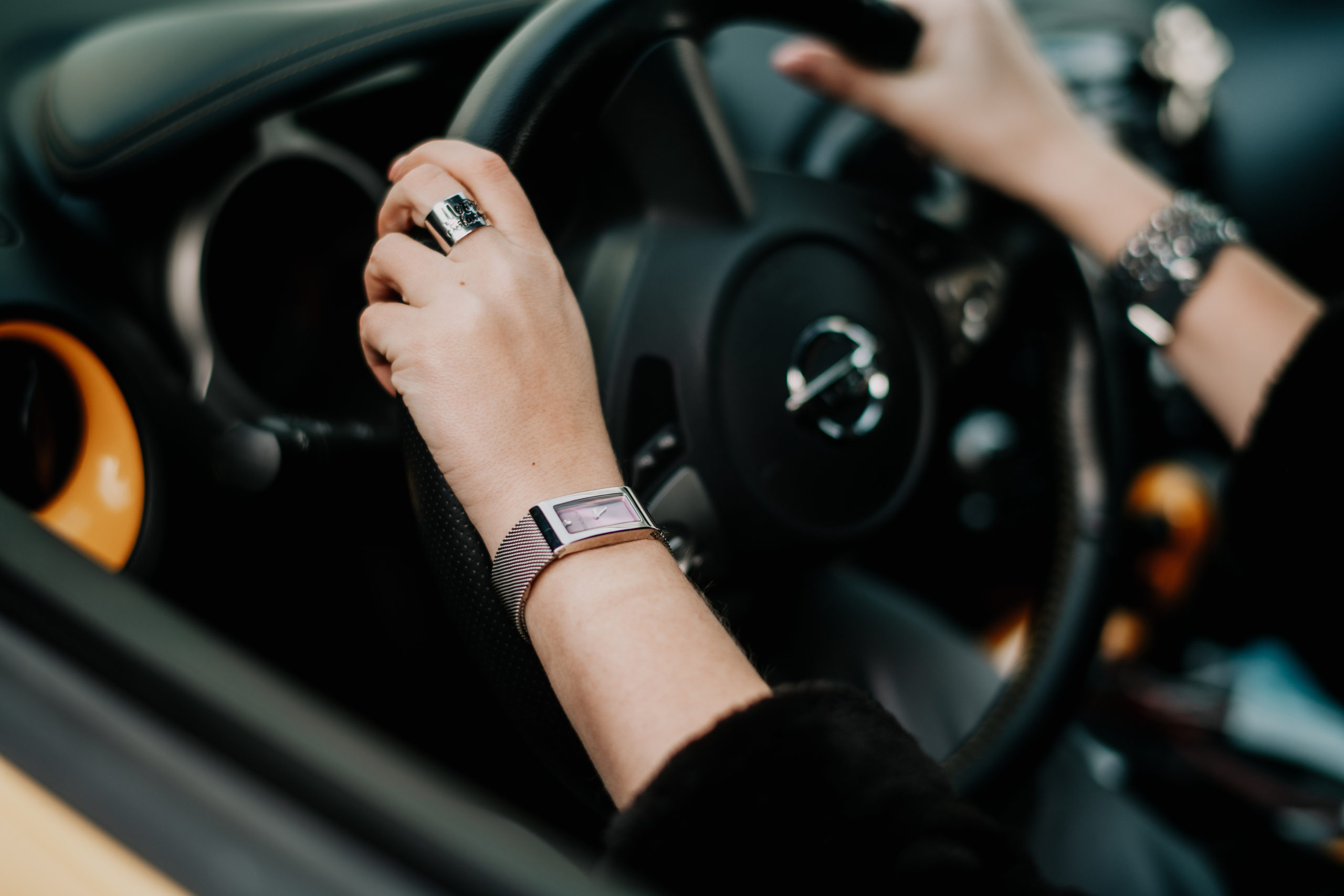 https://autolab.com.co/wp-content/uploads/the-girl-s-hands-are-holding-the-steering-wheel-of-2022-11-07-05-54-06-utc-scaled.jpg