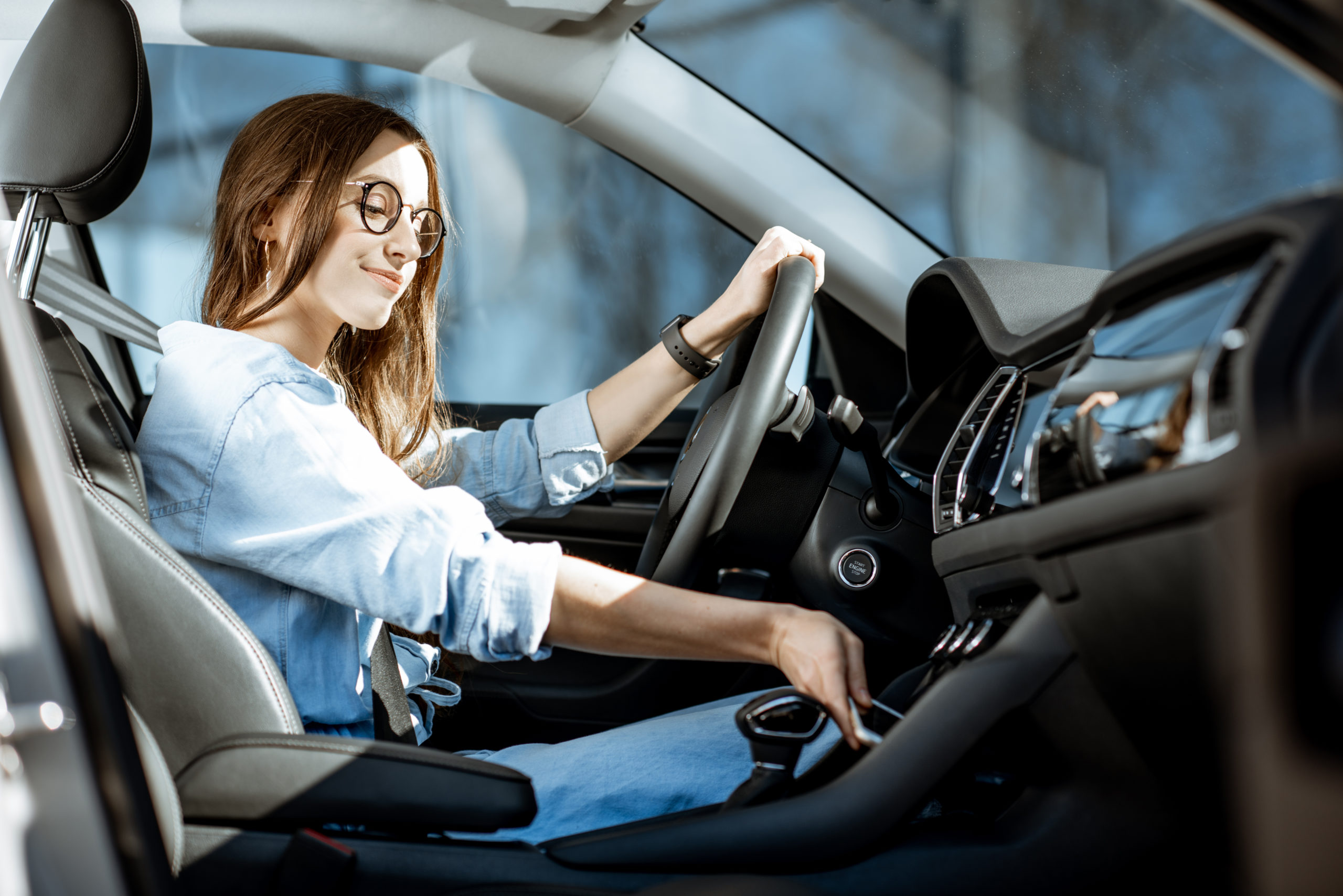 https://autolab.com.co/wp-content/uploads/woman-driving-a-car-2023-11-27-05-09-20-utc-scaled.jpg