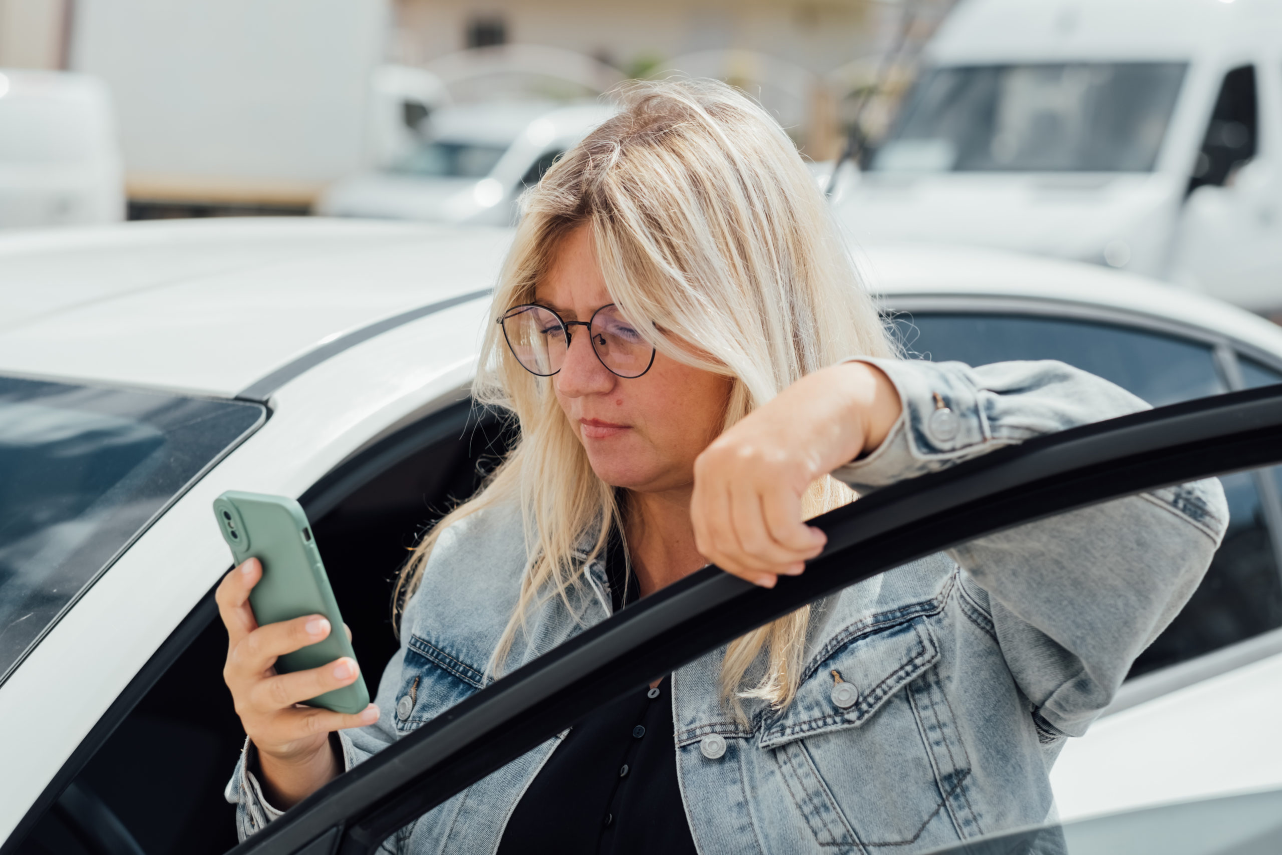 https://autolab.com.co/wp-content/uploads/woman-standing-near-car-and-looking-at-her-mobile-2023-03-31-01-59-12-utc-scaled.jpg