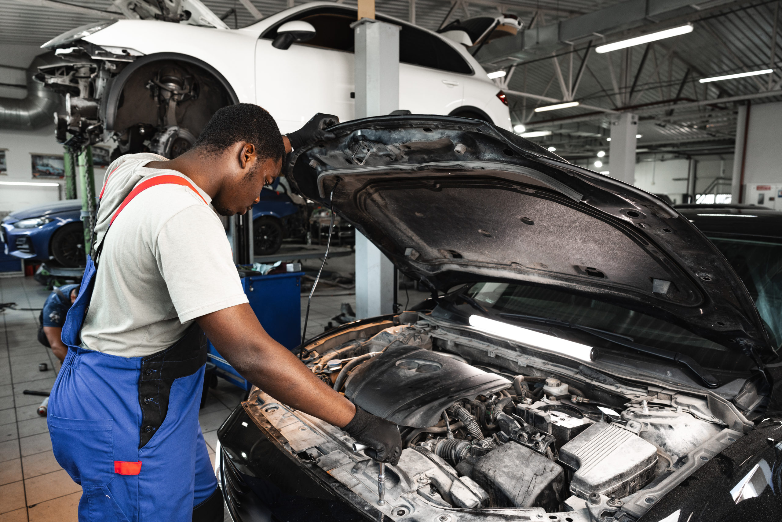 https://autolab.com.co/wp-content/uploads/young-african-male-mechanic-repairs-car-in-garage-2023-12-20-19-03-46-utc-scaled.jpg