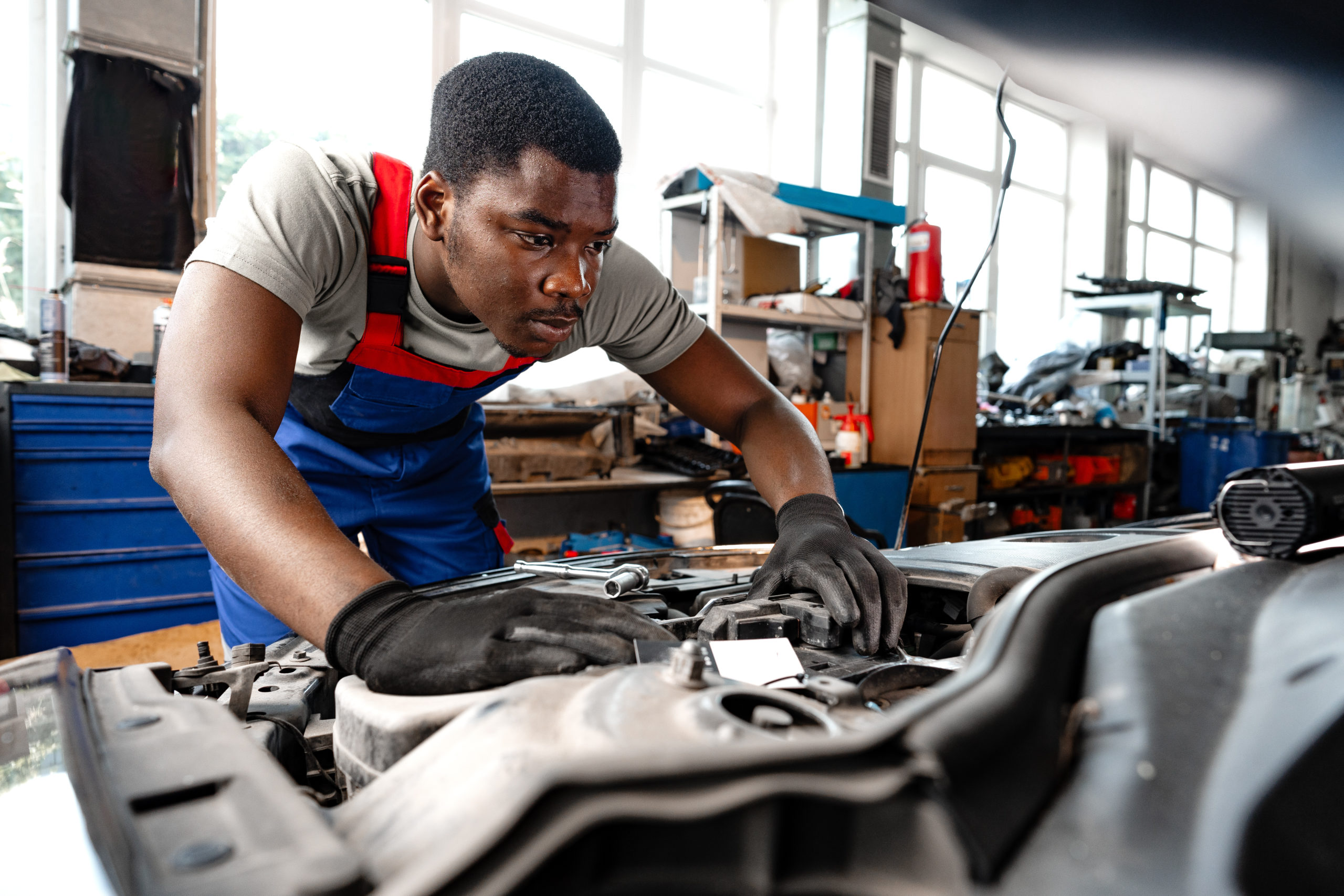 https://autolab.com.co/wp-content/uploads/young-african-male-mechanic-repairs-car-in-garage-2024-01-10-21-40-21-utc-scaled.jpg